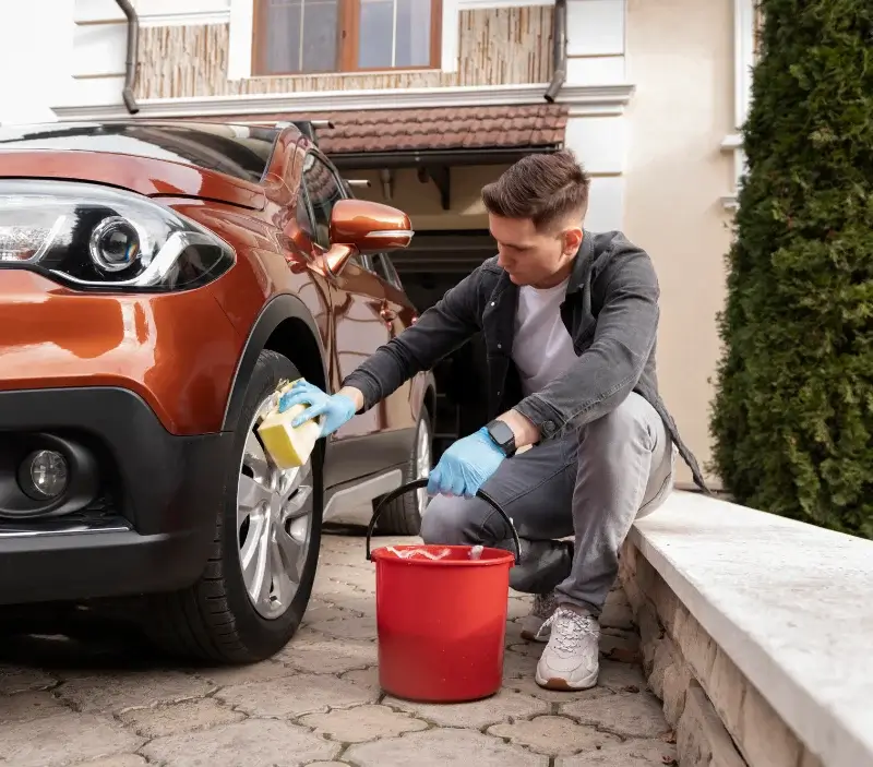 Lavage auto à domicile Ferrières-sur-Sichon : professionnel intervenant sur un véhicule